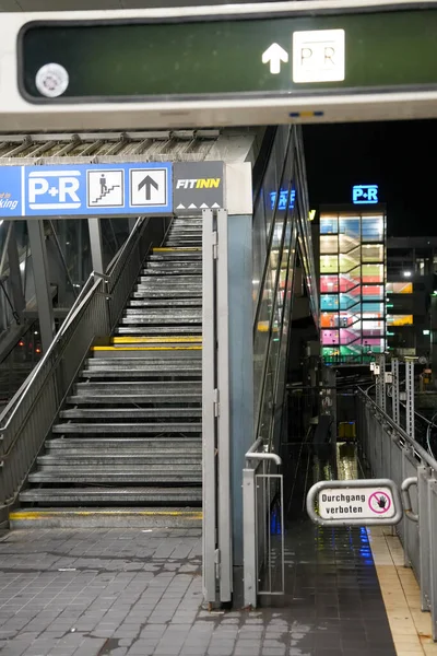 Wien Austria Agosto 2022 Tren Una Estación Metro Ciudad Con —  Fotos de Stock