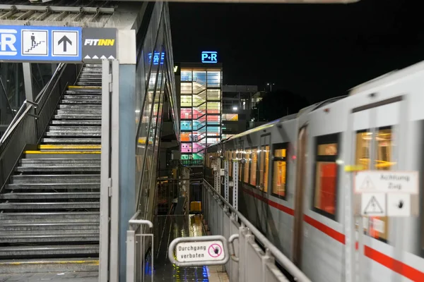 Wiedeń Austria Sierpnia 2022 Pociąg Miejskiej Stacji Metra Jest Miejsce — Zdjęcie stockowe