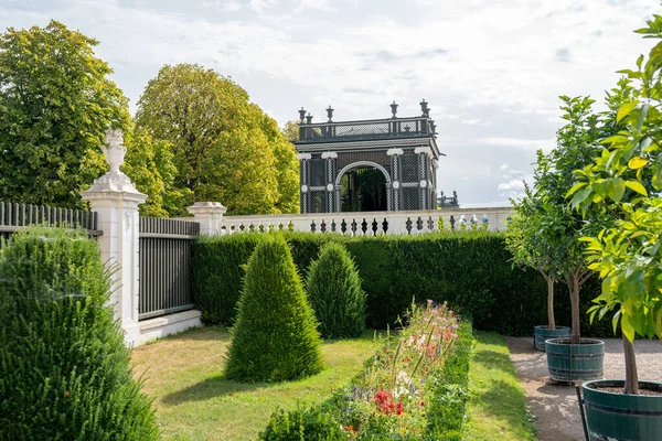 Schoenbrunn Park Gardens Vienna Summer Season — стокове фото