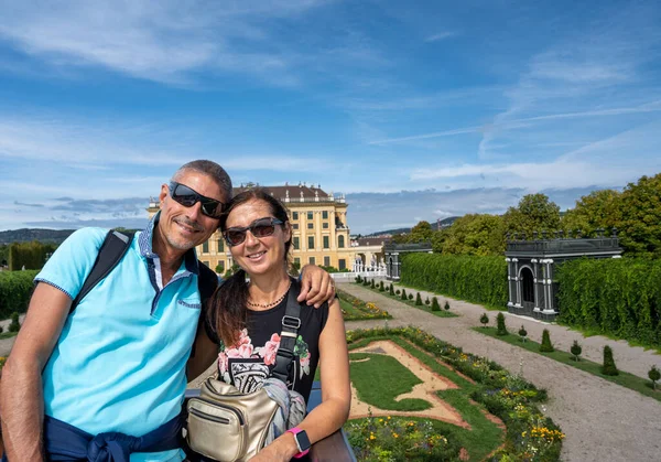 Retrato Casal Feliz Visitando Parque Cidade Jardins — Fotografia de Stock