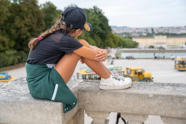 Avrupa Şehrinin Ufuk Çizgisine Park Yerine Bakan Genç Kız — Stok fotoğraf