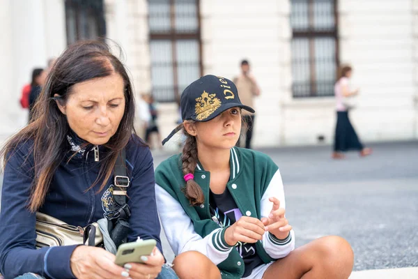 Turistas Europa Chica Joven Con Madre Relajándose Sentada Calle —  Fotos de Stock