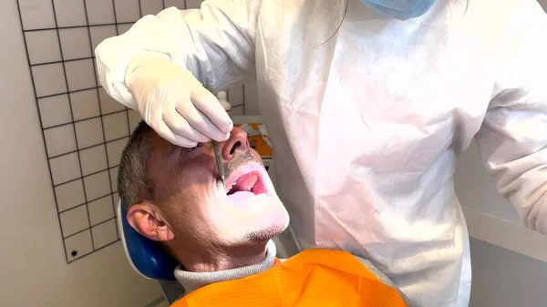 Man Die Tandheelkundige Reiniging Bij Tandarts Ondergaat — Stockfoto