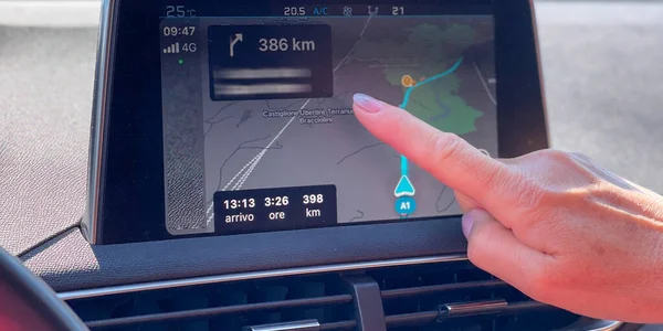 Doigt Femme Utilisant Système Navigation Tout Conduisant Une Voiture — Photo