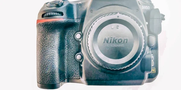佛罗里达州迈阿密 2018年3月27日 新型高端飞镖相机Nikon D850 白色背景的前景 — 图库照片