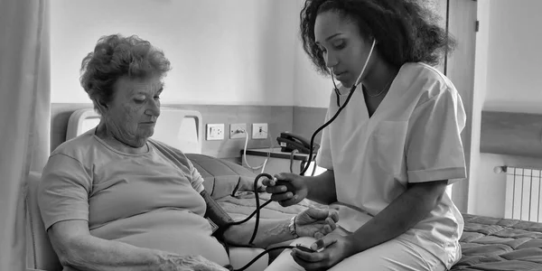 Afrikansk Kvinnlig Läkare Besöker Äldre Kvinnliga Patienter Sjukhussäng Rehabilitering Och — Stockfoto