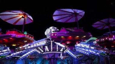 Bir lunaparkta gece uçan daireler atlıkarınca..