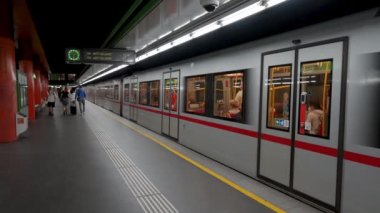 Viyana, Avusturya - 19 Ağustos 2022: Şehir metro istasyonundan kalkan tren.