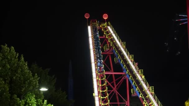 Roller Coaster Nocy Parku Rozrywki Miasta — Wideo stockowe