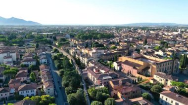 Pisa evleri ve sokaklar şafak vakti İHA 'dan.