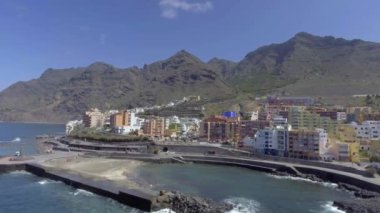 Tenerife, Kanarya Adaları. Yaz mevsiminde Bajamar kıyı şeridinin hava manzarası
