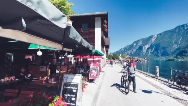 Hallstatt Áustria Setembro 2021 Turistas Apreciam Ruas Cidade Belo Dia — Vídeo de Stock