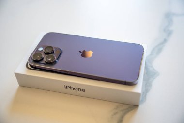 Pisa, İtalya - 17 Eylül 2022: Deep Purple renginde yeni iPhone 14 Pro Max. Bu Apple 'dan çıkan son teknoloji ürünü..