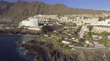 Santiago del Teide 'nin bir yaz günü, Tenerife - Kanarya Adaları' ndaki hava panoramik manzarası