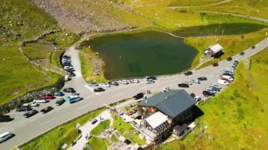 Fuscher Lacke hava manzaralı, Grossglockner alpenstrasse Avusturya 'da. Yaz mevsiminde insansız hava aracı bakış açısı.
