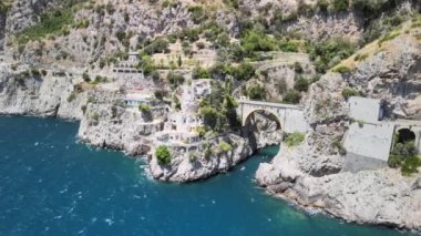 İtalya, Amalfi Sahili 'ndeki bir İHA' dan Furore Fjord 'un hava görüntüsü.
