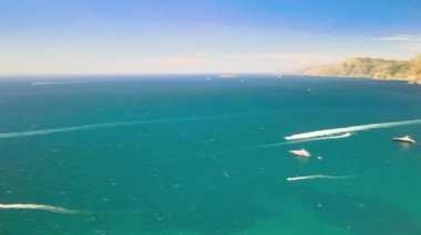 İtalya 'nın yaz mevsiminde güzel Amalfi Sahili' nin muhteşem hava manzarası. Drone bakış açısı.