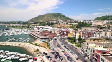 İtalya 'nın yaz mevsiminde Pozzuoli limanının muhteşem hava manzarası. Drone bakış açısı.