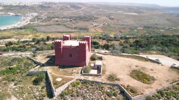 Vista Aérea Torre Vermelha Santa Ágata Malta — Vídeo de Stock