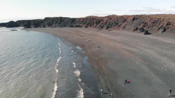 레이니피가라 레이니 암층들 여름철에는 드론으로 아이슬란드 — 비디오