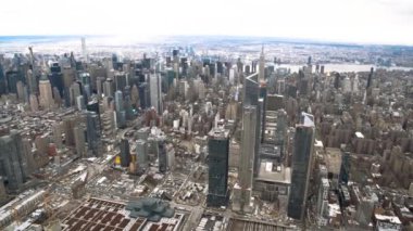 New York Şehri helikopterden, Manhattan şehir merkezine bulutlu bir günde.