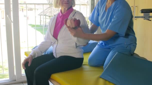 Hastane Rehabilitasyonunda Yaşlı Bir Kadın — Stok video