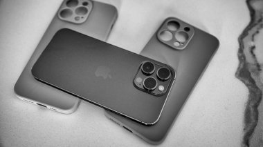 Pisa, İtalya - 17 Eylül 2022: Deep Purple renginde yeni iPhone 14 Pro Max. Bu Apple 'dan çıkan son teknoloji ürünü..