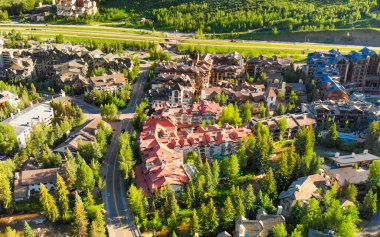 Colorado 'daki Vail kasabasının havadan görünüşü, yaz mevsimi.