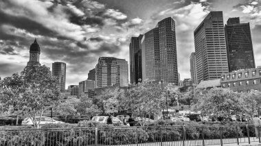 Boston, MA - Ekim 2015: Yeşillik mevsiminde binalar ve ağaçlarla Boston sokakları.