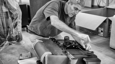 Evde yeni mobilya montajı, yeni alışveriş, hobi konsepti. Kafkas erkek, oyun koltuğuna oturuyor. .