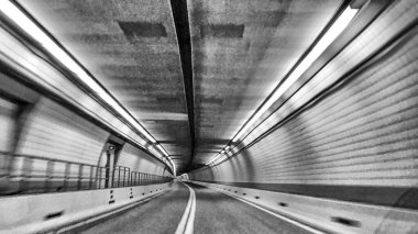 Uzun bir şehir tüneli boyunca sürüyorum..