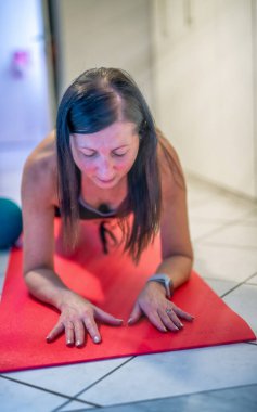 Kadın salgın zamanında evde paspasın üstünde çalışıyor.