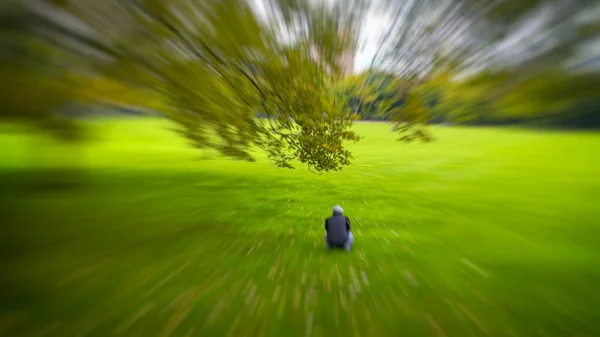 Einsamer Mensch Inmitten Eines Parks Herbst — Stockfoto