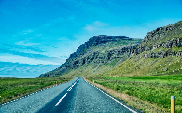 Schöne Straße Durch Die Isländische Landschaft Sommer — Stockfoto