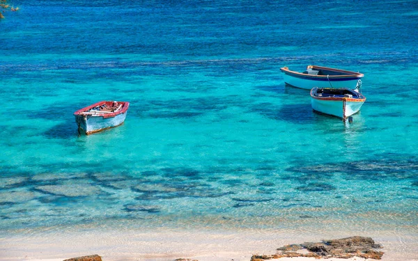 Small Wooden Boats Tropical Island Shoreline — Stock Photo, Image