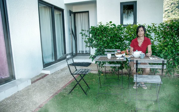 Beautiful Woman Making Breakfast Outdoor Garden — ストック写真