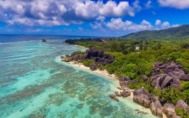 Anse Kaynak Argent, La Digue. Güneşli bir günde İHA 'dan inanılmaz bir hava manzarası Seyşeller Adaları