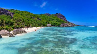 La Digue, Seyşeller Adaları 'ndaki Anse Kaynak Argent Sahili' nin hava görüntüsü - Afrika.