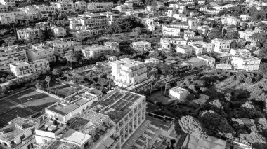 Yaz günbatımında Capri evleri ve şehir manzarası, Campania