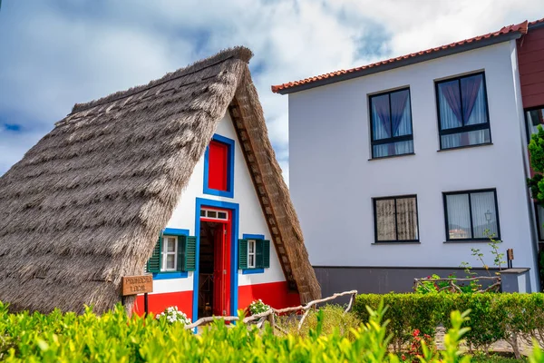 Madeira Adası Geleneksel Köyü Manzarası Portekiz Santana Şehri Güneşli Bir — Stok fotoğraf