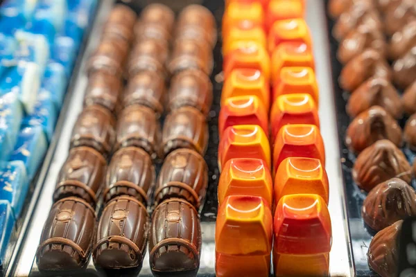 Kleurrijke Kleine Chocoladekoeken Rij — Stockfoto