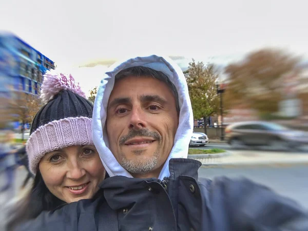 Casal Feliz Tirando Selfies Uma Rua Cidade Estação Outono — Fotografia de Stock