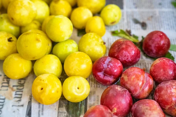 Erik Meyveleri Sarı Kırmızı Renkler Bir Sokak Pazarında Satılıyor — Stok fotoğraf