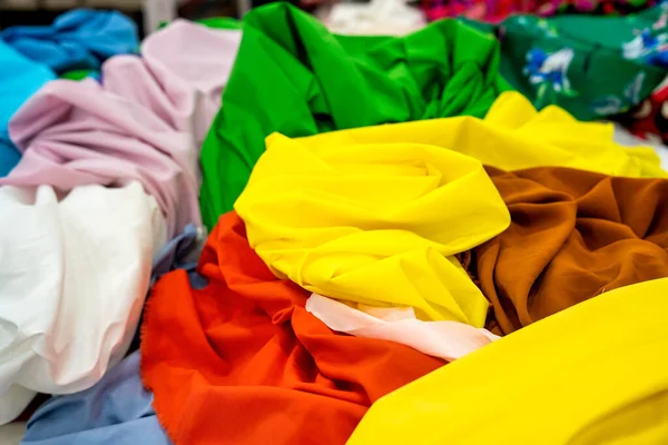 Kumaş Dokusuna Yakın Çekim Farklı Renklerde Kumaş Örnekleri Seçim Için — Stok fotoğraf