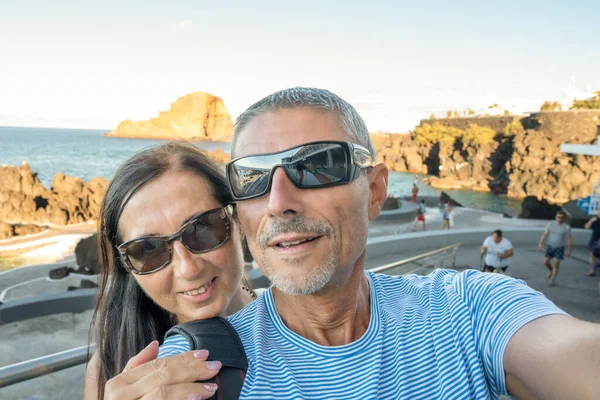Glada Par Som Tar Selfies Porto Moniz Naturliga Lavapool Madeira — Stockfoto