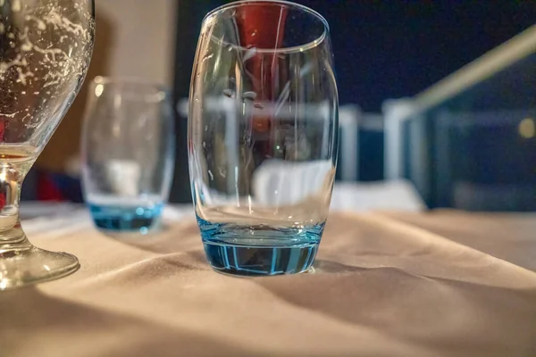 Bardaklar Gece Restoranın Masasında — Stok fotoğraf