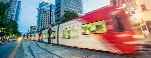 Salt Lake City Juillet 2019 Tramway Urbain Accélère Nuit — Photo