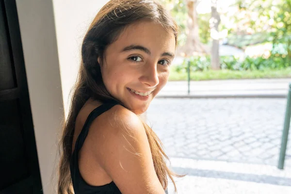 Retrato Una Joven Feliz Sonriendo Cámara — Foto de Stock