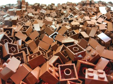 Kahverengi bina parçaları yakın plan. Parlak plastik yapıcı parçalar depolama için kutu konteynırında düzgün bir konaklama.