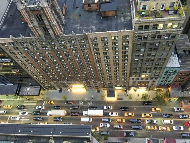 Manhattan 'daki gece trafiğinin yukarıdan görünüşü, New York.